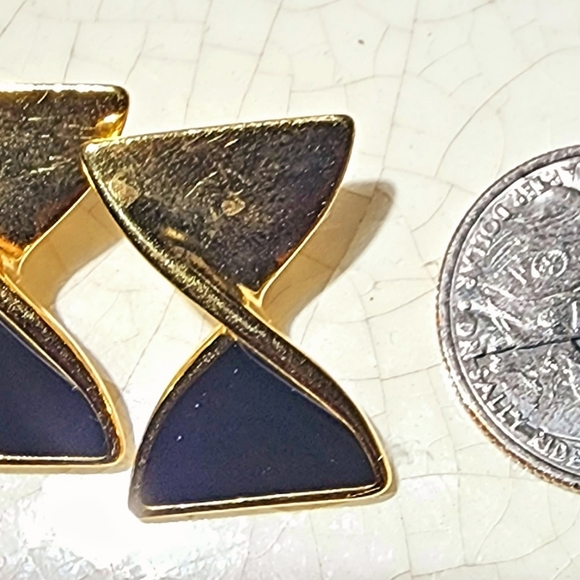 Vintage Avon Hourglass Earrings Pierced Black Gold Tone Simple Classic Retro - Picture 5 of 5